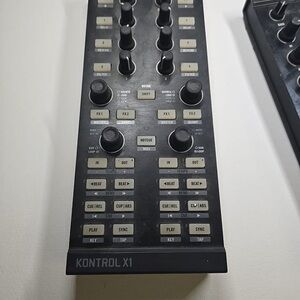 Kontrol X1 DJ Controller - Black